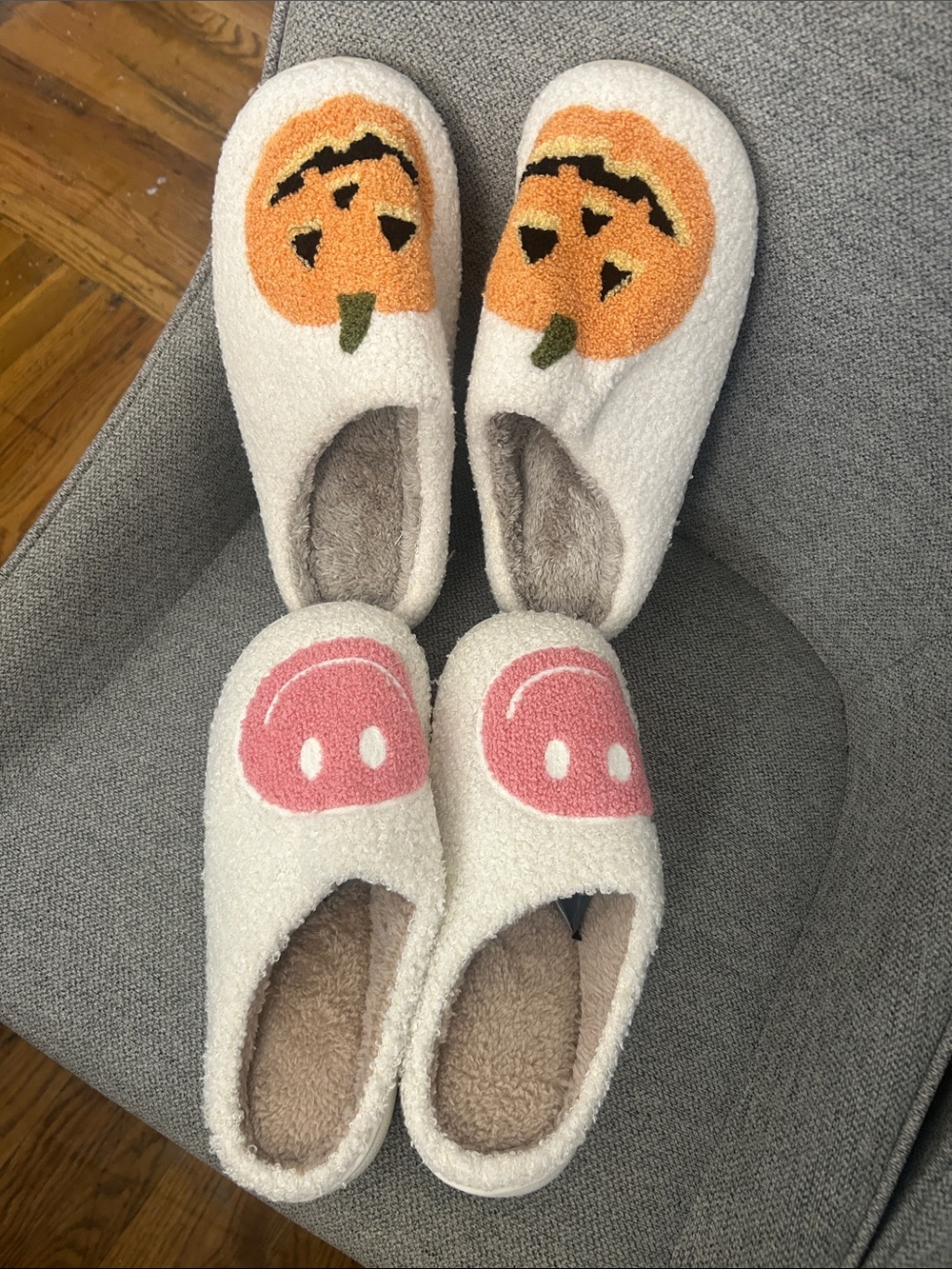 Cozy White Fleece Women's Slippers with Pink & Orange Pumpkin Motifs 2x10